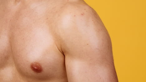 primer plano del torso y el hombro musculares masculinos