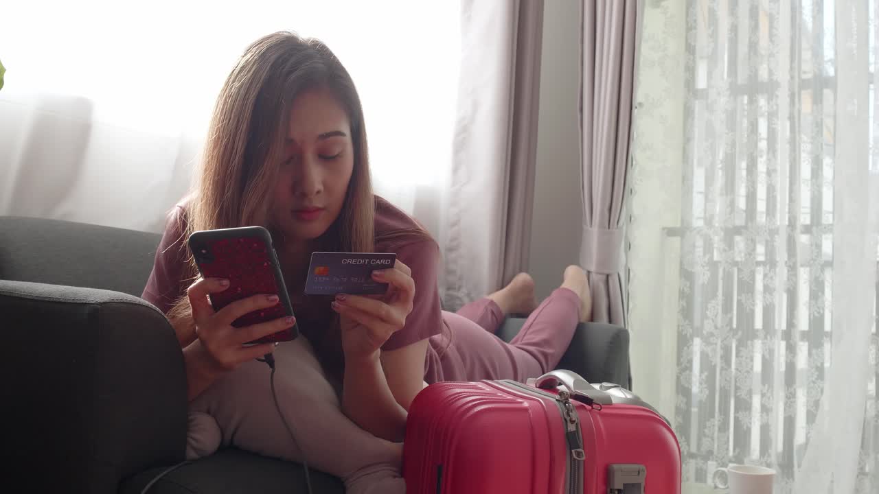турист, бронирующий поездку онлайн в рекламное время для покупки путешествия по кредитной карте