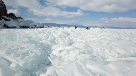 hielo roto en un lago congelado