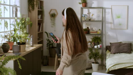 mujer joven escuchando música con auriculares