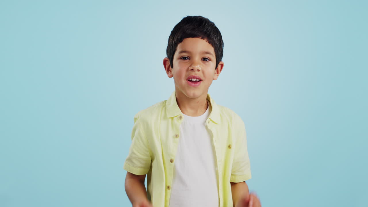 sonrisa, niño y manos en la cara para la sorpresa