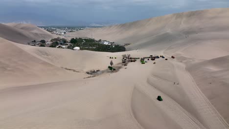 Dune-buggies-in-Huacachina,-Peru-desert