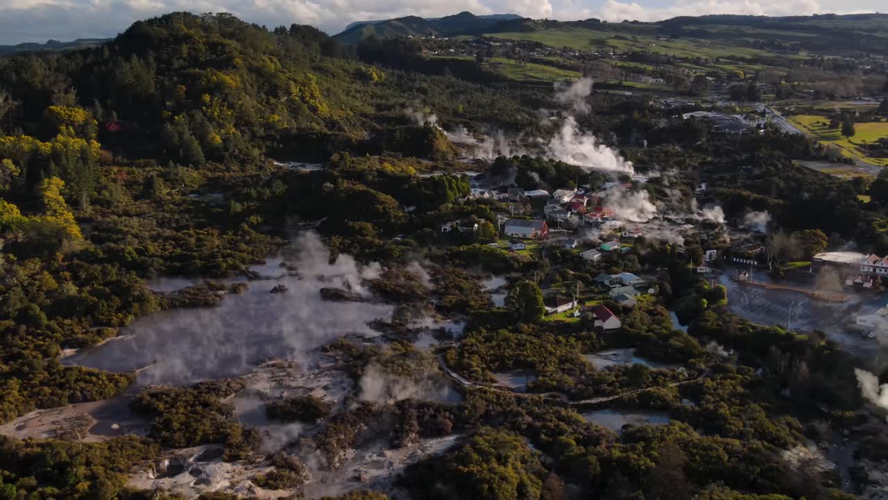 impresionante toma aérea de una atracción turística vacía durante el bloqueo de nueva zelanda