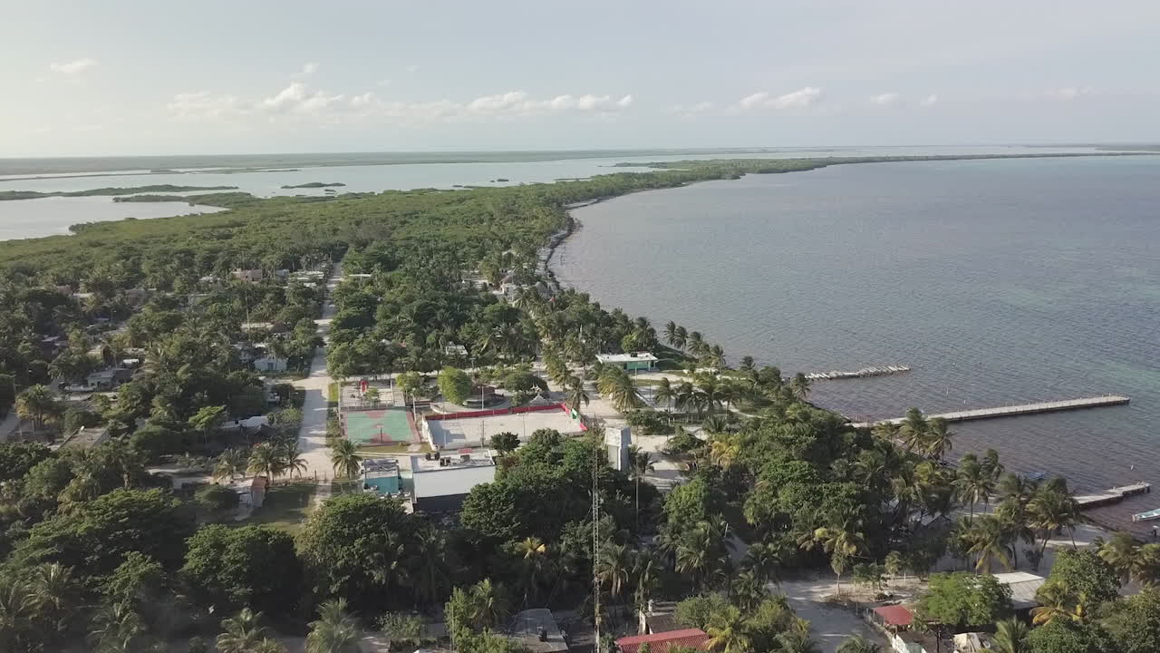 Cảnh quay drone từ trên không bao quát Thị trấn Punta Allen, Mexico