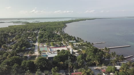 imágenes aéreas de drones sobrevuelan la ciudad de punta allen, méxico