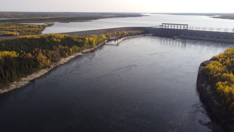 在lg1水力發電廠周圍的空中景觀eeyou istchee baie-james 魁北克 加拿大