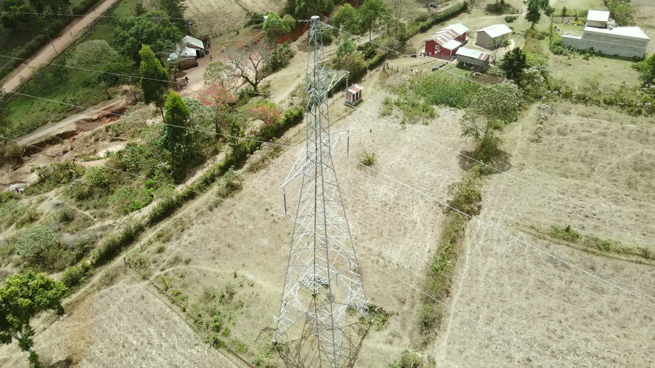 vuelo de drones inclinados del concurrido mercado local en la aldea tribal de kapenguria, comunidad rural tradicional en kenia áfrica