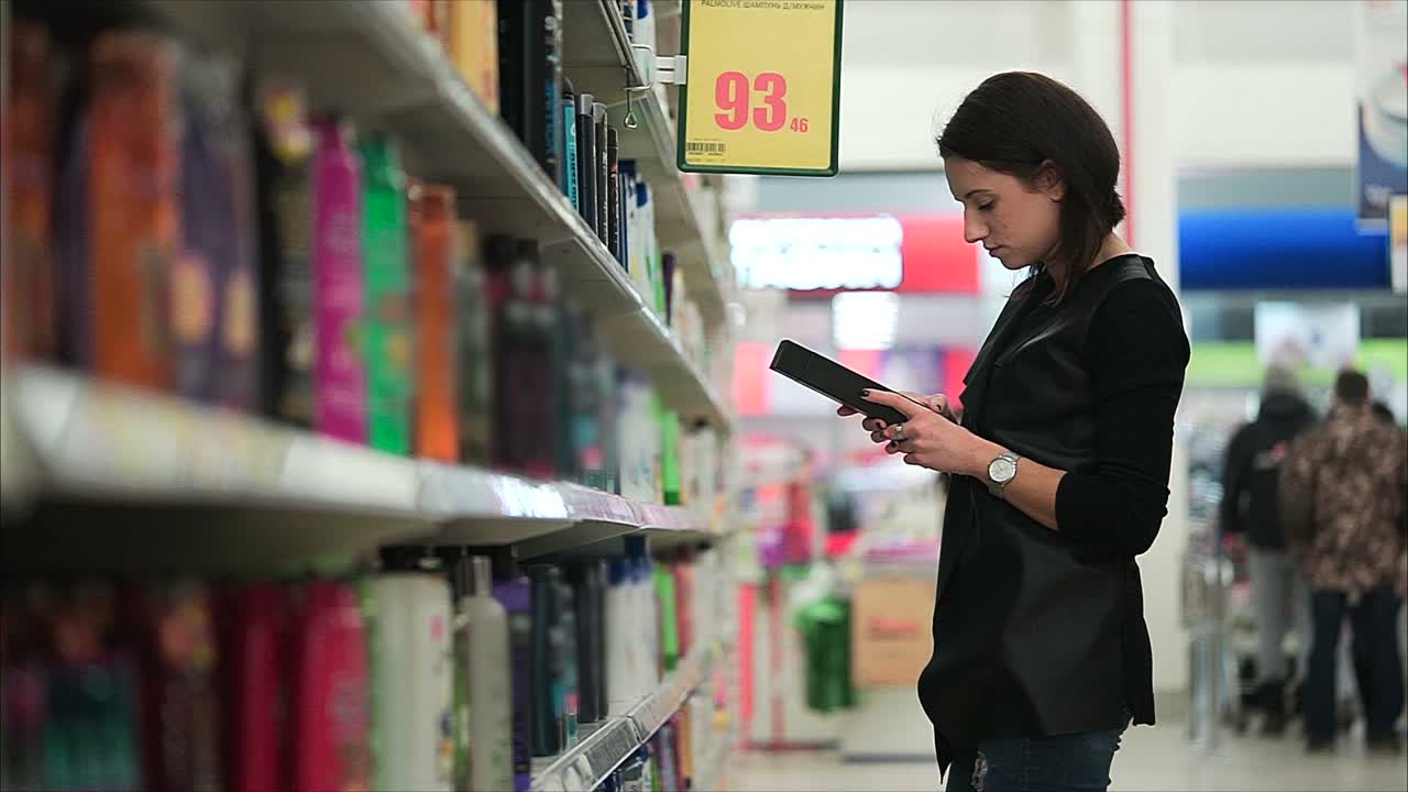 mujer comprando productos para el cuidado del cabello en un supermercado