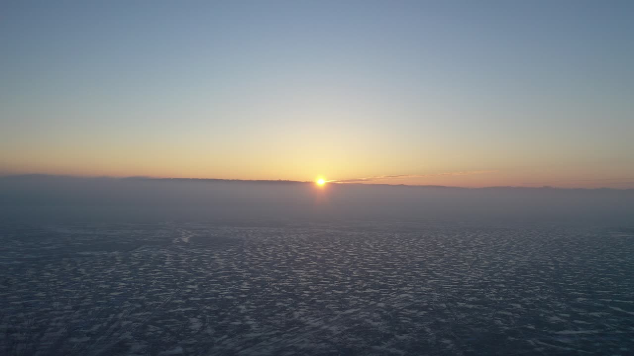 el amanecer de invierno sobre un pantano nebuloso