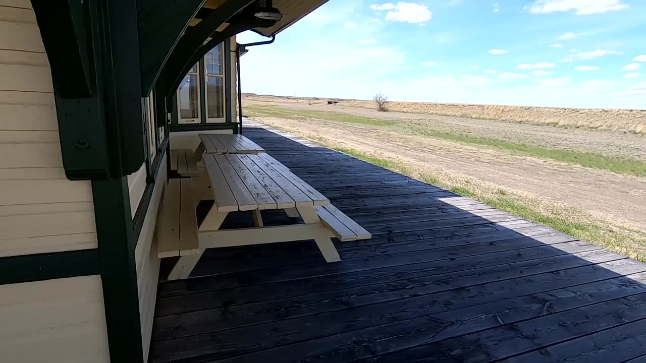 un antiguo edificio patrimonial que solía ser una estación de tren en la emperatriz alberta canadá en un día soleado