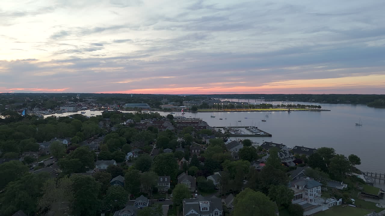Proprietà sul lungomare su West Lake Drive e East Lake Drive ad Annapolis, Maryland, USA. Scatto aereo con drone