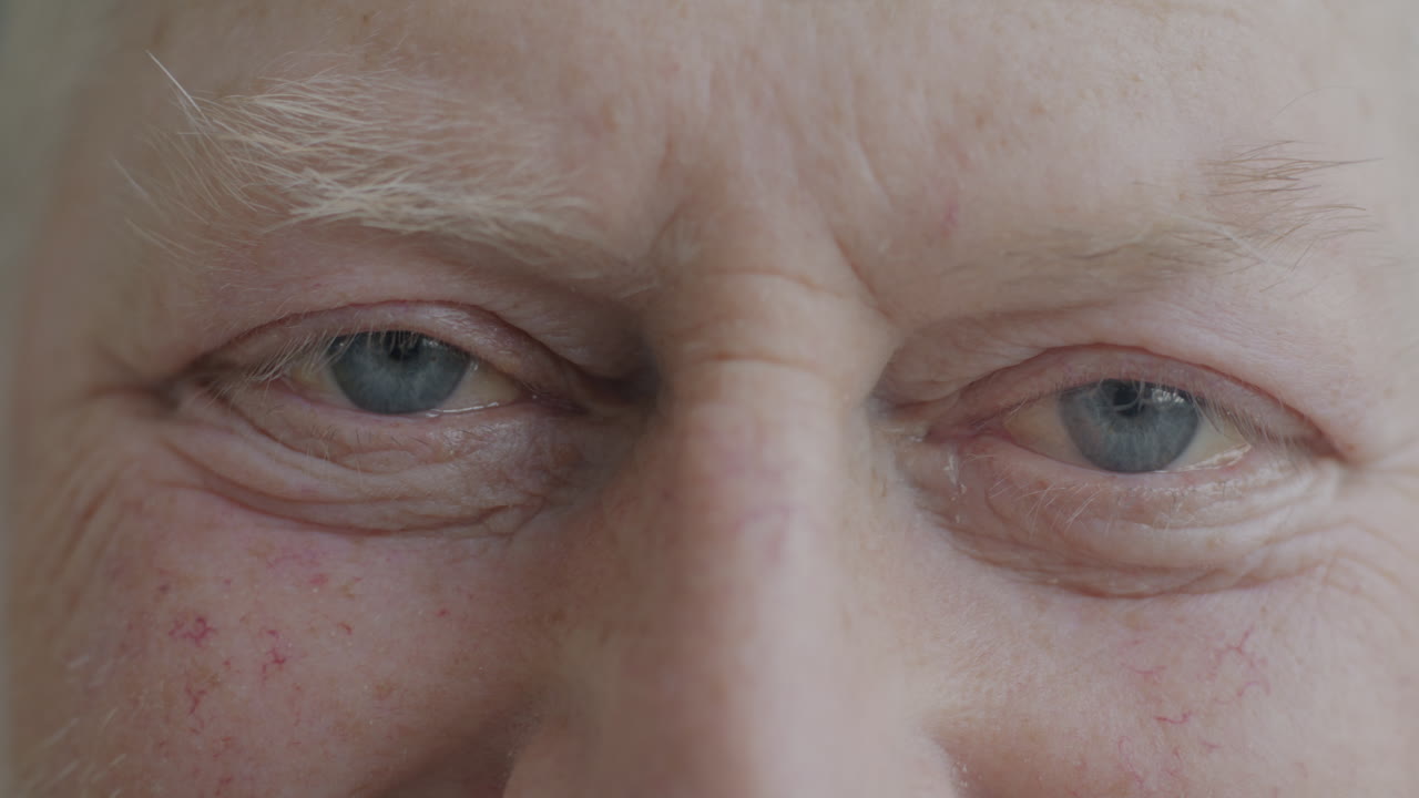 primer plano de los ojos de una persona mayor