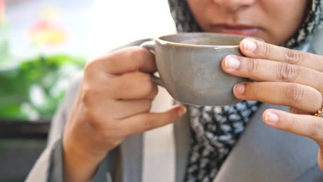 mujer bebiendo café