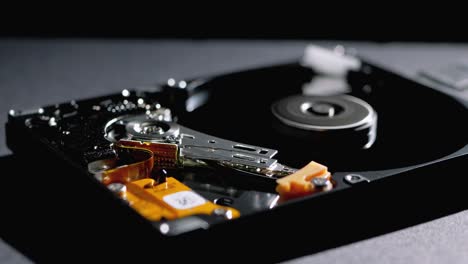 unidad de disco duro en el interior. estructura de hdd, plato giratorio. mover la cabeza magnética