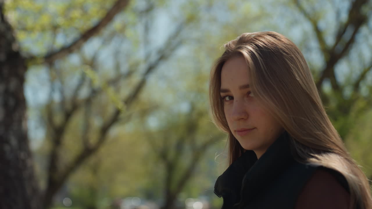 혼자 생각에 잠긴 여성, 나무 아래 꽃다발을 든 여성, 꽃과 햇살이 있는 봄에 홀로 있는 여성, 봄날 나무 아래 노란 꽃을 들고 홀로 서 있는 여성