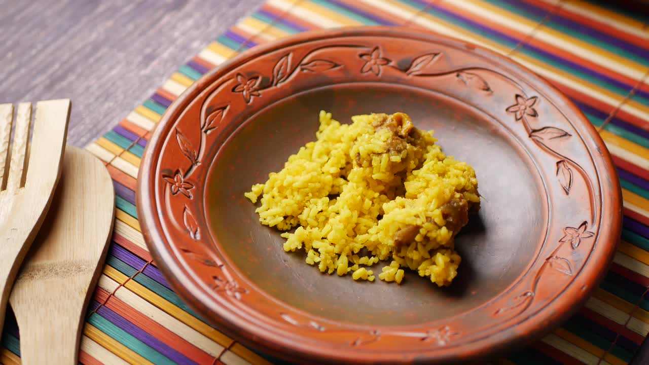delicioso plato de arroz amarillo en un plato marrón