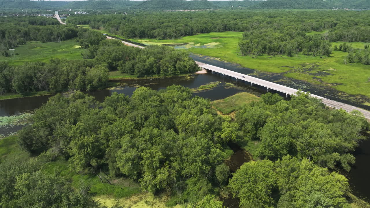 autopista contemporánea diseñada en armonía sobre el río mississippi naturaleza