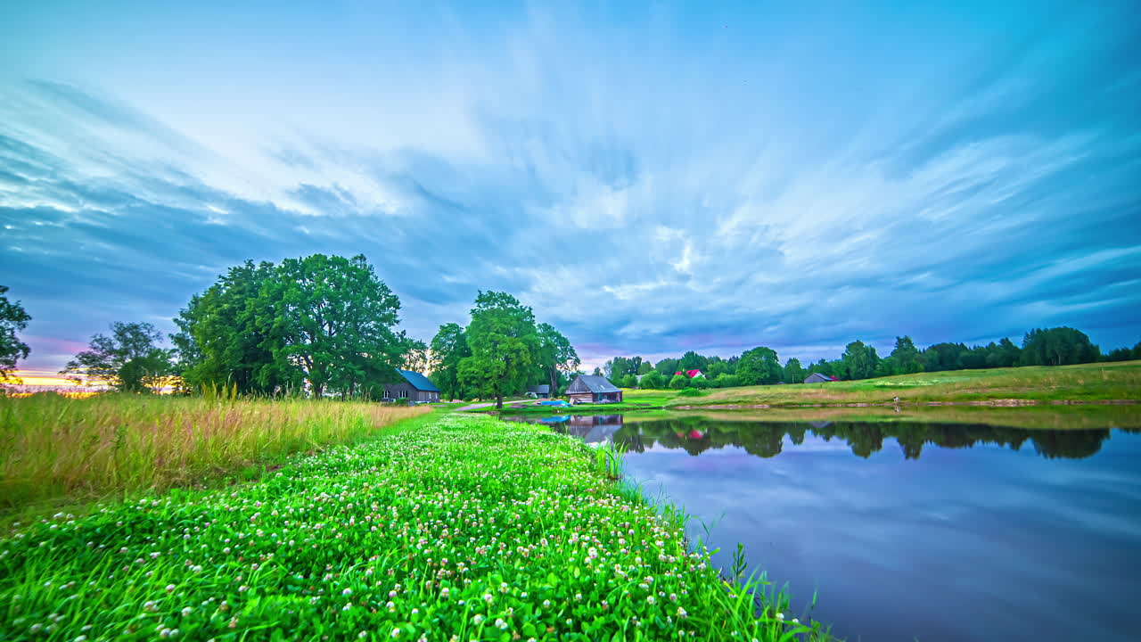 아름다운 구름이 속삭이는 작은 연못과 집의 시간 경과