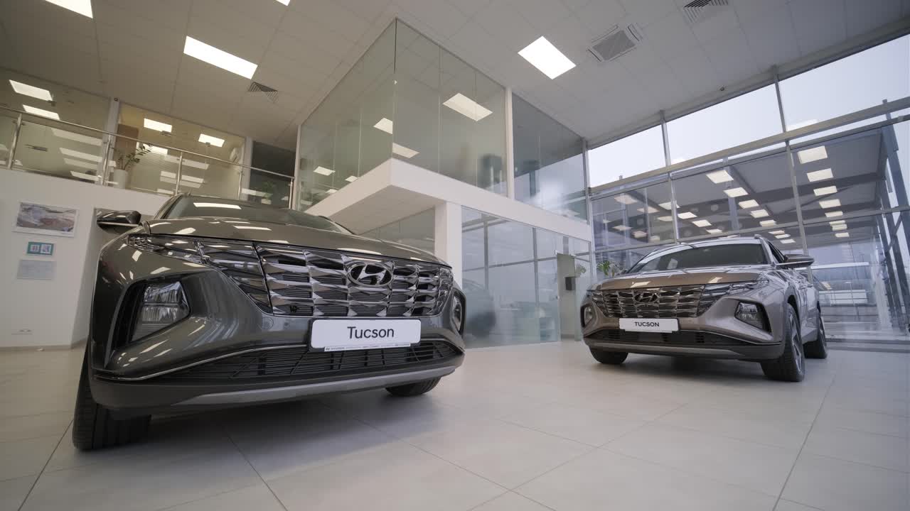 concesionario de automóviles con una fila de vehículos nuevos anónimos a la venta. sala de exhibición con automóviles brillantes. automóviles