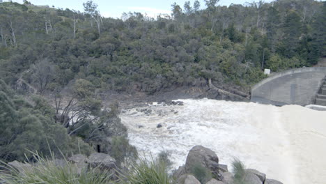 Static-shot-of-water-flowing-on-the-dam