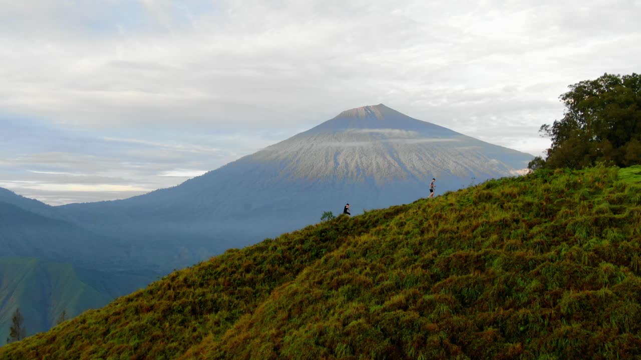 Inquadratura di apertura, due uomini che fanno trekking sul Colle Pergasingan, Monte.