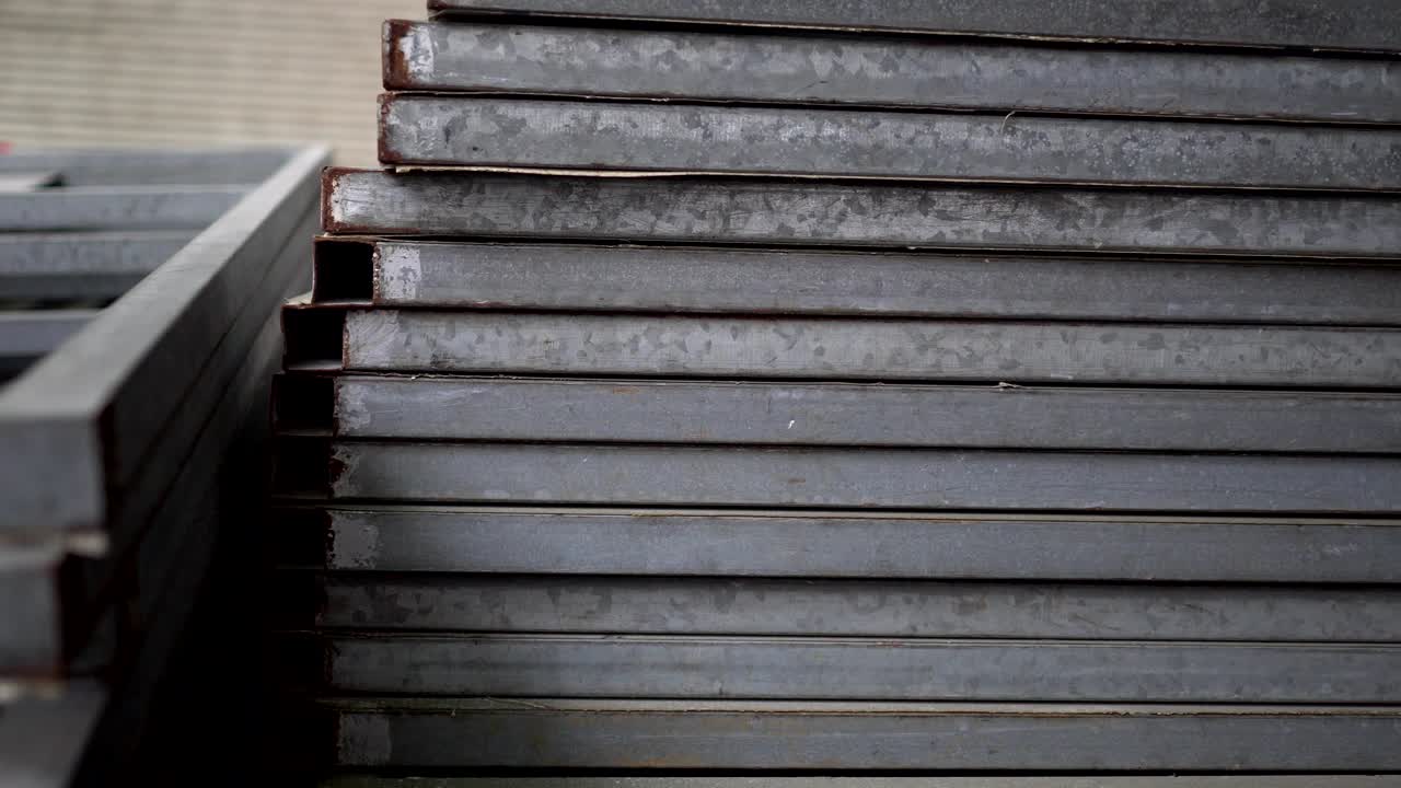 건설 현장에서 건설을 위해 끔하게 쌓인 금속 재료.