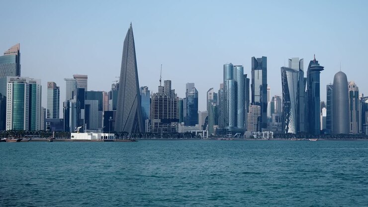 Skyline di Doha, Qatar, dal Golfo Persico.