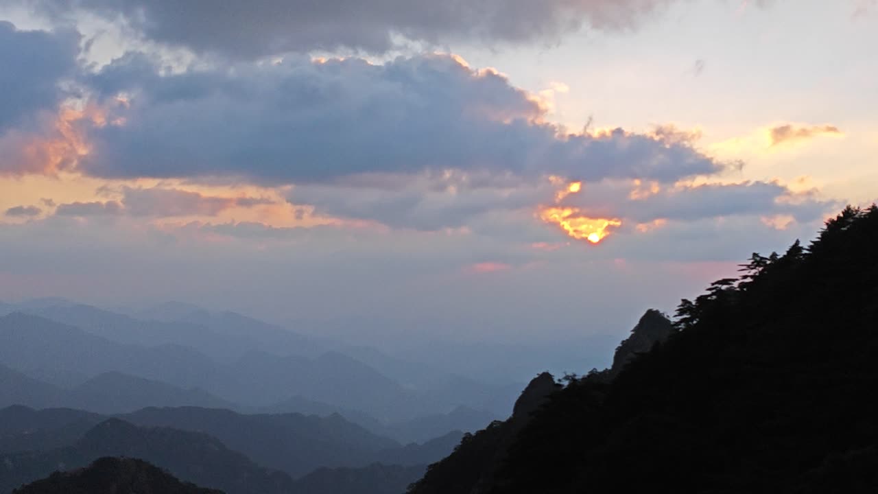 The beautiful Mount Huangshan Mountain in Anhui Province, China is surrounded by clouds and mist，High mountain clouds and mist, a fairyland on earth
