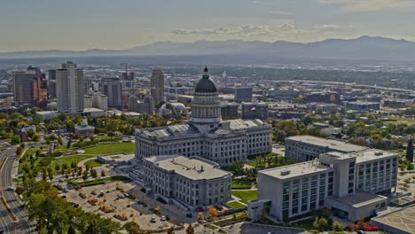 Salt-Lake-City-Utah-Antena-V1-Vuela-Alrededor-Del-Edificio-Del-Capitolio-Con-Destellos-Y-Resplandores-Desde-El-Exterior,-Rodeado-Por-El-Paisaje-Urbano-Y-Montañoso-Del-Centro---Filmado-Con-Una-Cámara-Inspire-2,-X7---Octubre-De-2021