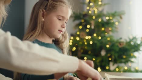 Madre-E-Hija-Caucásicas-Preparando-Frutos-Secos-Para-Decoraciones-Navideñas.