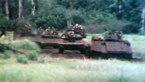 1960 tanques americanos conduciendo en la guerra de vietnam