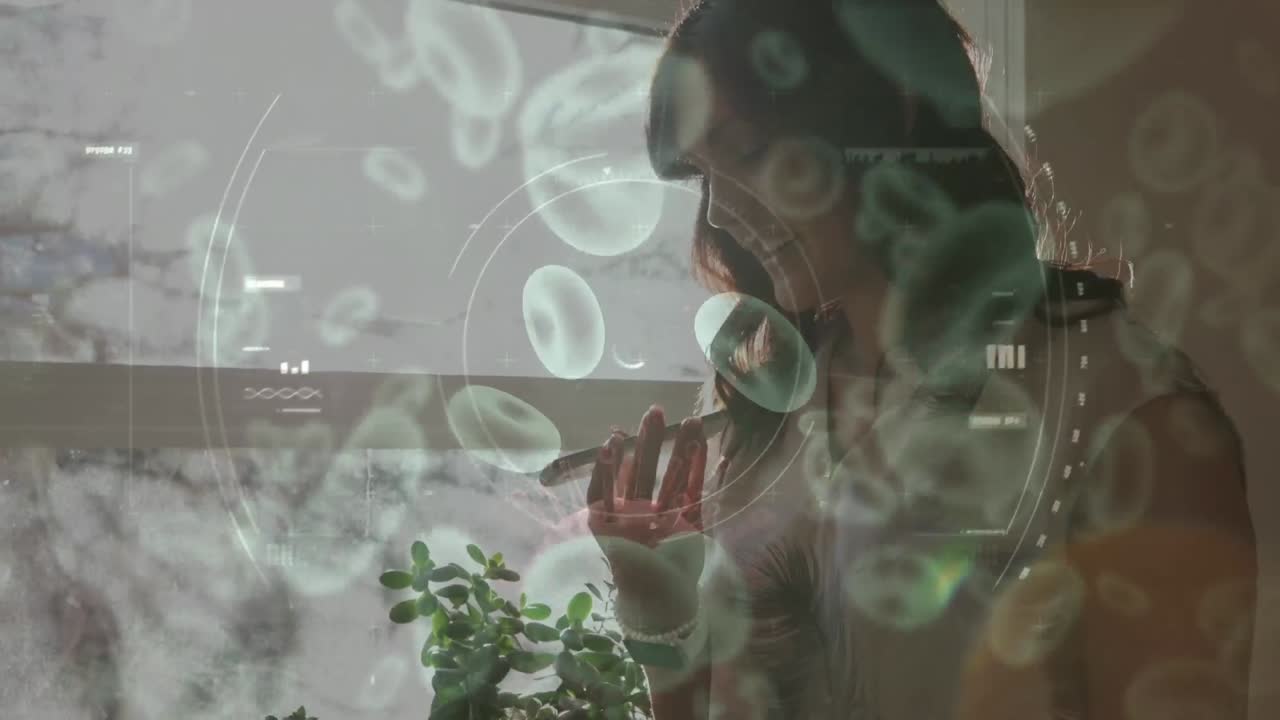 animación de microbios y células de virus sobre una mujer caucásica usando un teléfono inteligente
