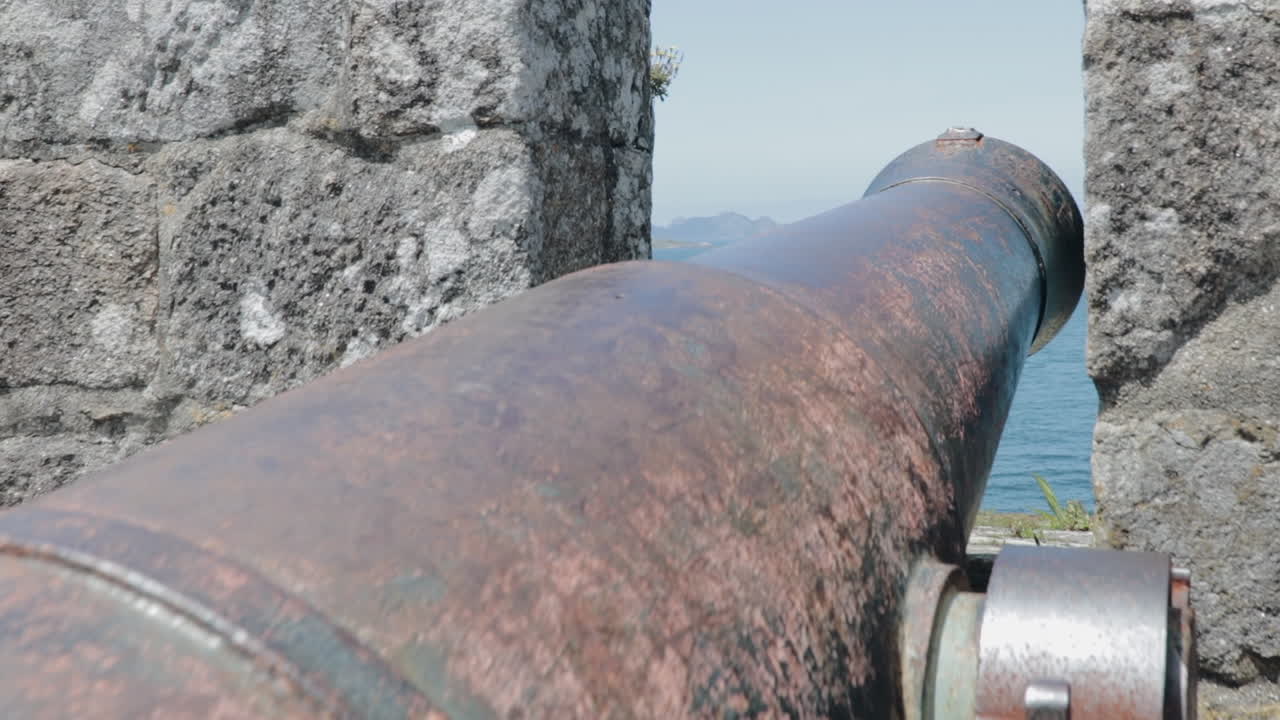 viejo canon en el fuerte de monterreal toma en movimiento que revela el océano