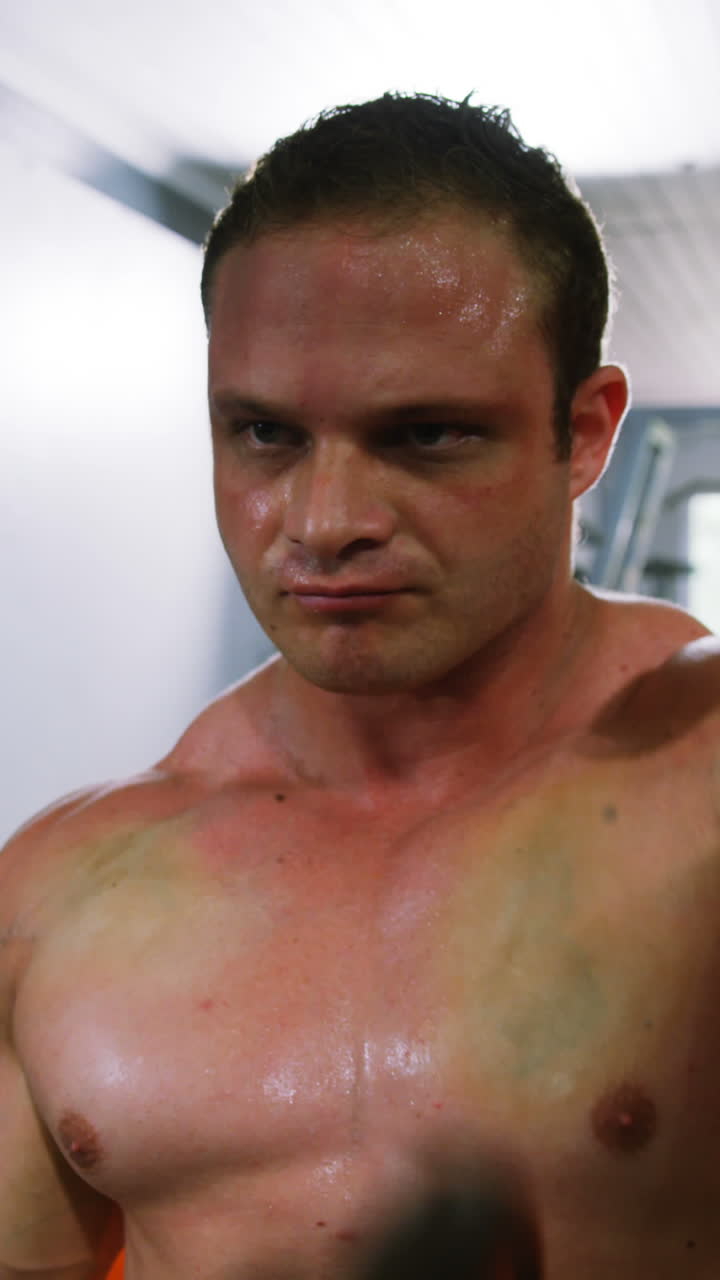 hombre levantando pesas pesadas