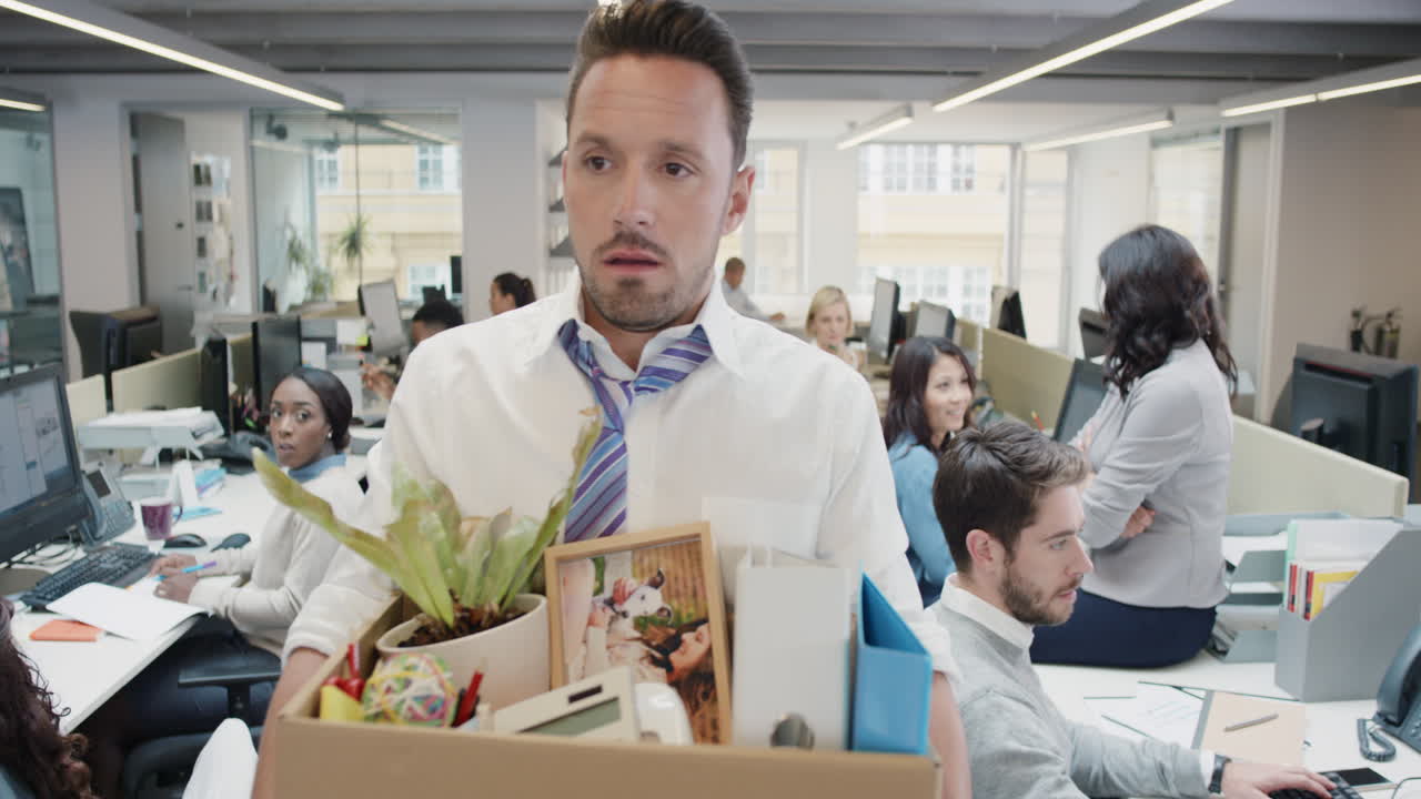 사업가가 해고되고 개인 물건의 상자를 운반하는 불황에서 불필요하게 해고되는 슬픈 걱정 실패