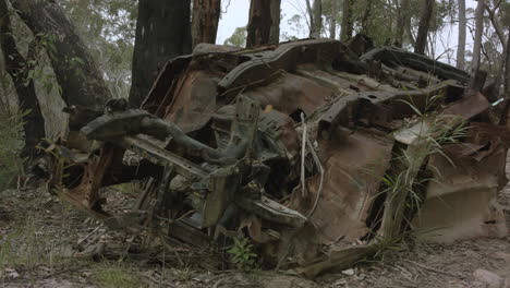 Coche-Volcado-Abandonado-En-El-Frente-De-Los-Matorrales-Australianos-En-Un-Camión-De-ángulo-Bajo-A-La-Derecha