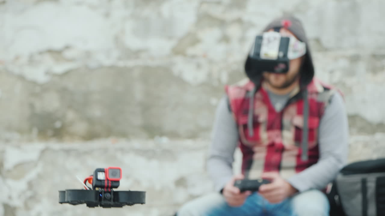 원격 측정 조종사와 헬멧을 쓴 남자 드론