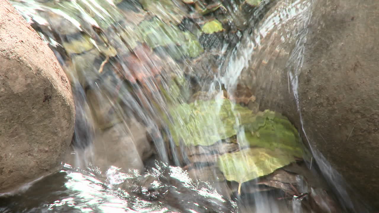 cerrar zoom out en una cascada en wheeler springs por encima de ojai, california