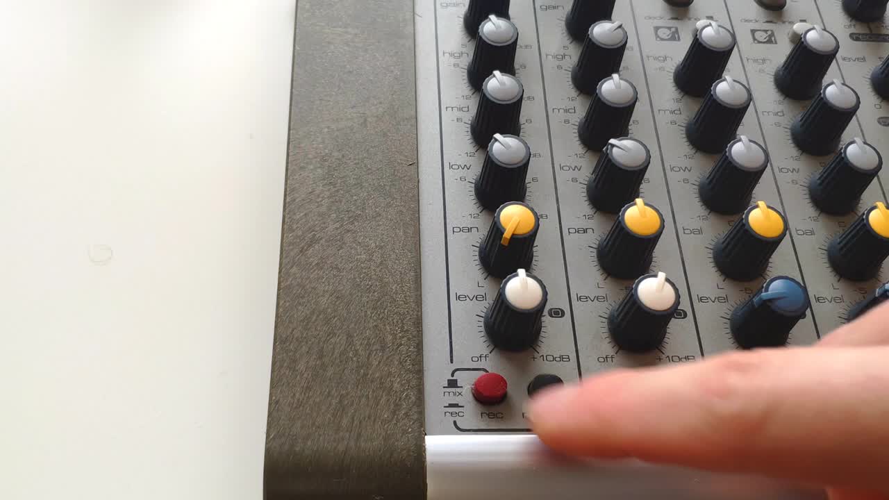 믹싱 데스크의 측면 부분 샷