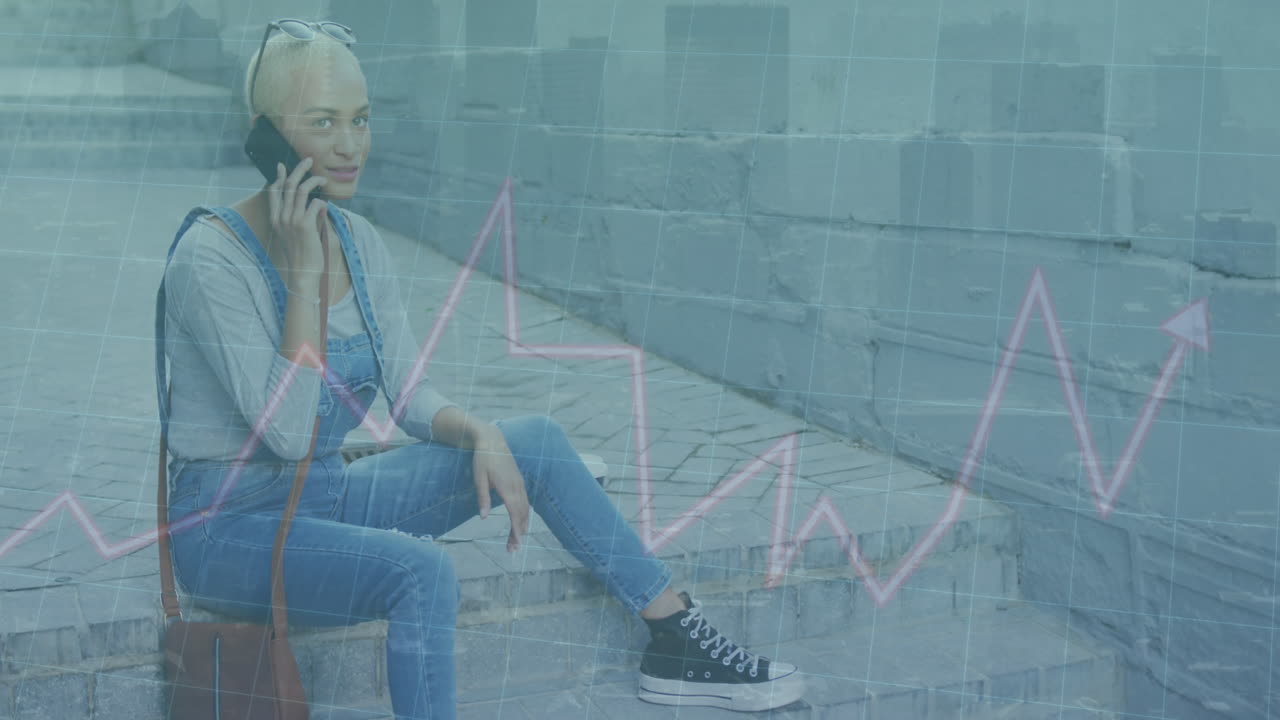 animación del procesamiento de datos sobre una mujer biracial usando un teléfono inteligente