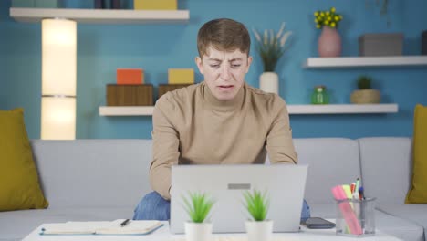 친구들로부터 추방당한 청년은 슬프고 울고 있습니다.