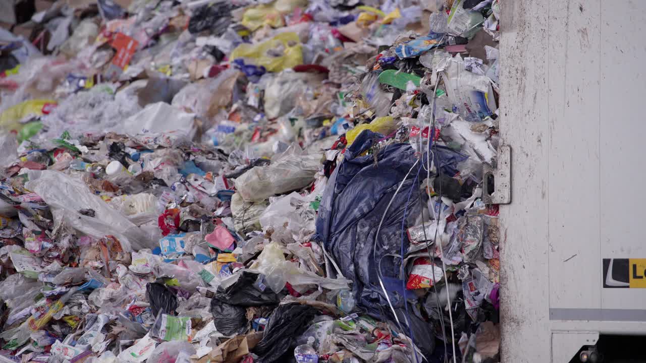 descarga de camiones de residuos, proceso de gestión y eliminación de materiales de desecho, transferencia de los residuos a un sitio designado de eliminación o procesamiento, prácticas que garantizan que los materiales de desecho se manejan de manera segura