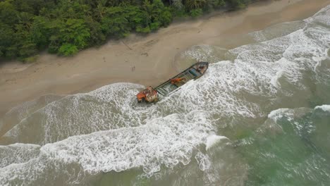 Naufragio-De-Manzanillo-Atrapado-En-Una-Playa-De-Arena-Con-Olas-En-La-Costa-De-Costa-Rica