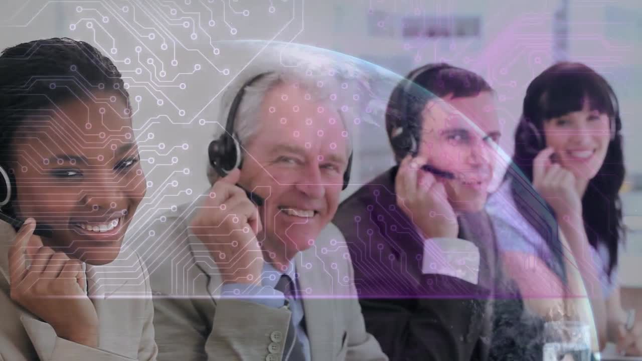 전화 헤드 ⁇ 을 사용하는 다양한 사업가들에 대한 지구와 컴퓨터 회로판의 애니메이션