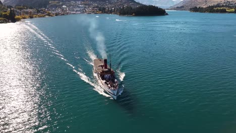 Hermosa-Vista-Aérea-Del-Barco-De-Vapor-Y-Del-Municipio-De-Queenstown-A-Orillas-Del-Lago