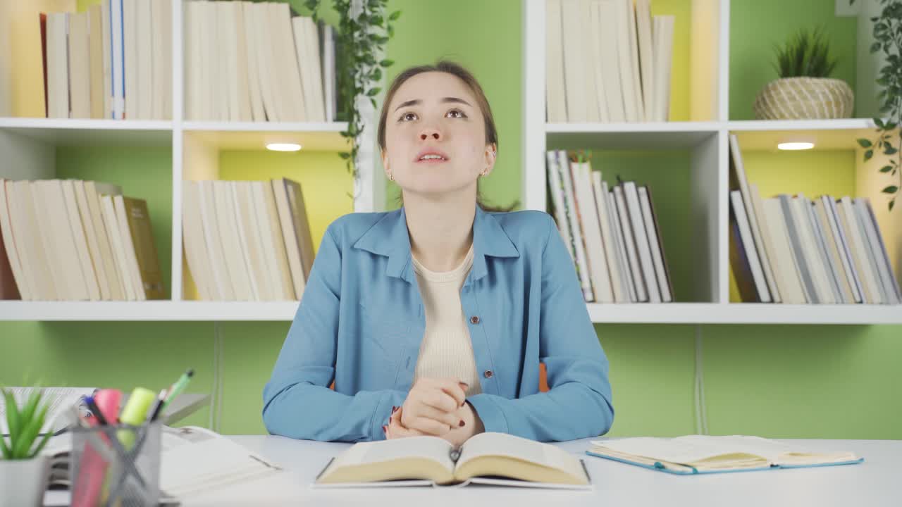 집중력이 떨어지는 아시아 십대 여학생.