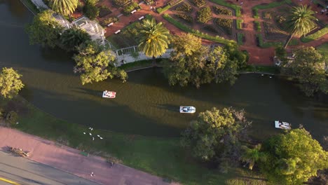 Vista-Aérea-En-órbita-De-Botes-A-Pedales,-Lagos-De-Palermo,-Buenos-Aires