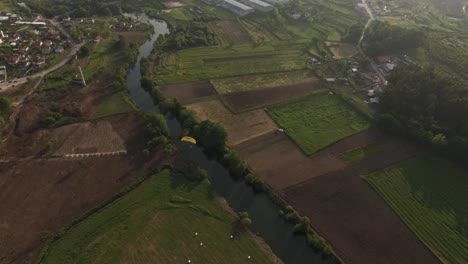 Freiheit-Adrenalinfliegen-Gleitschirmfliegen-In-Den-Bergen