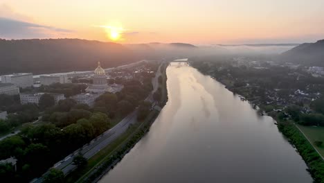 Antena-Del-Amanecer-Sobre-La-Capital-Del-Estado-De-Virginia-Occidental-En-Charleston,-Virginia-Occidental