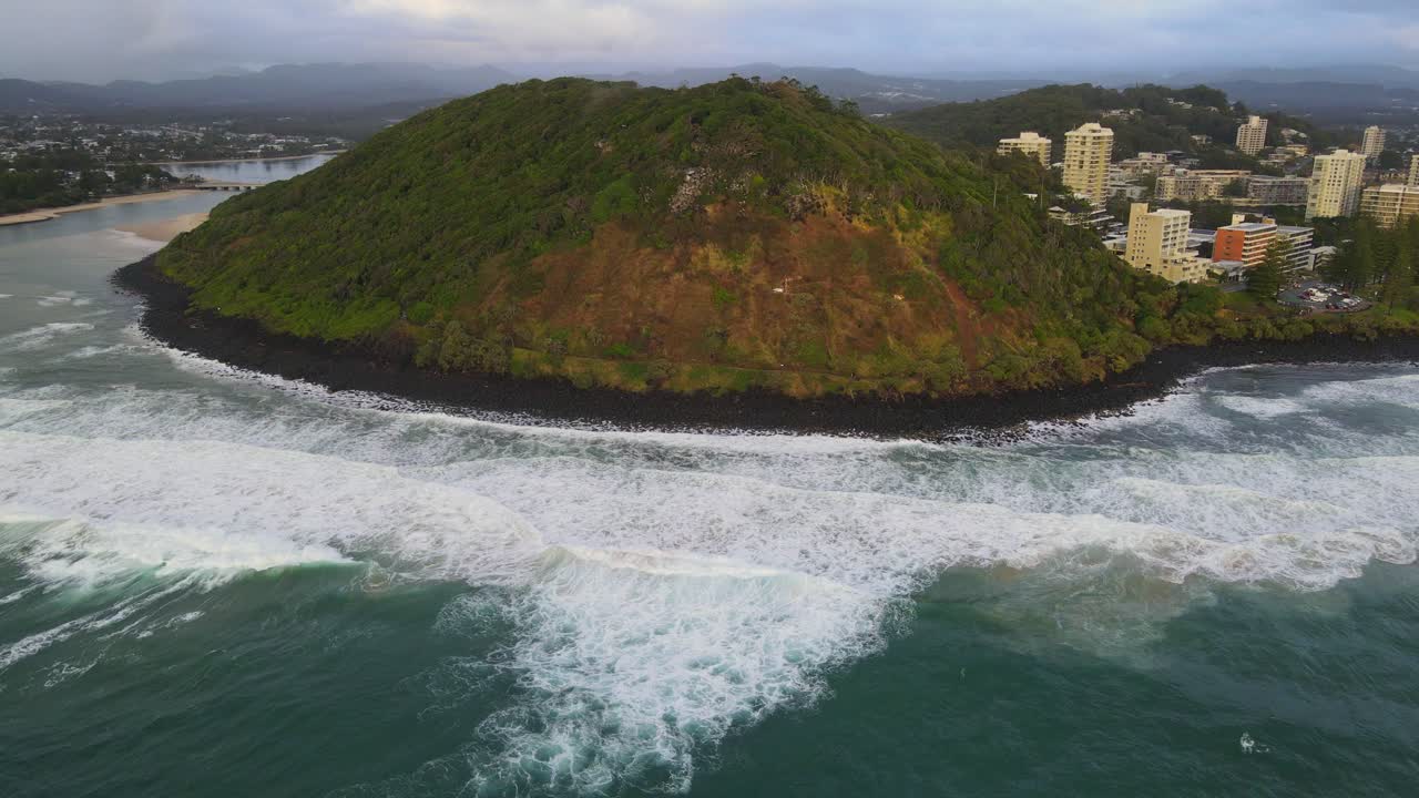 espumosas olas del océano rompiendo en burleigh headland en el estado australiano de queensland
